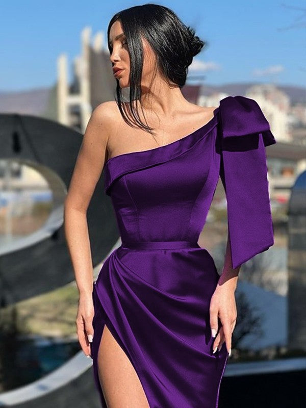 Vestidos de satén con lazo, un hombro sin mangas y cola larga